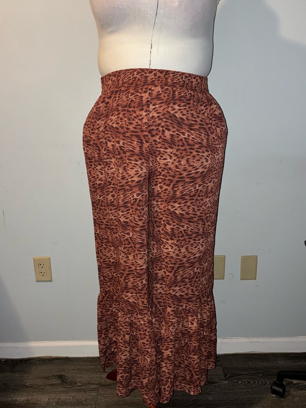 Torrid FESTI Tiered Straight Pant – Lioness Leopard IT – Size 2